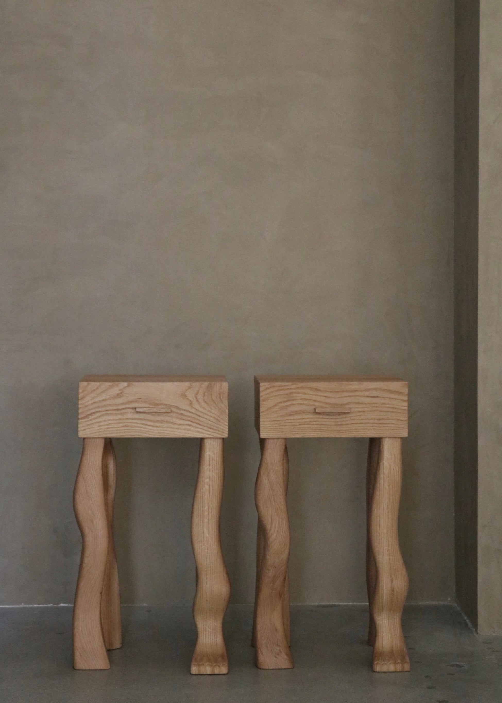 Bow-Legged Foot Tables, Solid Oak – Lolointeriors
