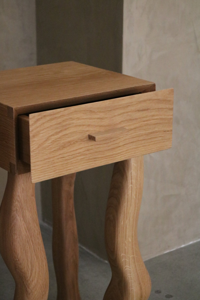 Bow-Legged Foot Tables, Solid Oak – Lolointeriors