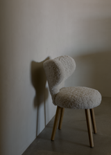 MAZO WNG Chair, Natural Oiled Oak / Sheepskin Moonlight