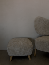 MAZO TMBO Pouf, Natural Oiled Oak / Sheepskin Moonlight