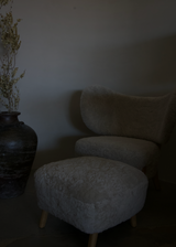 MAZO TMBO Pouf, Natural Oiled Oak / Sheepskin Moonlight