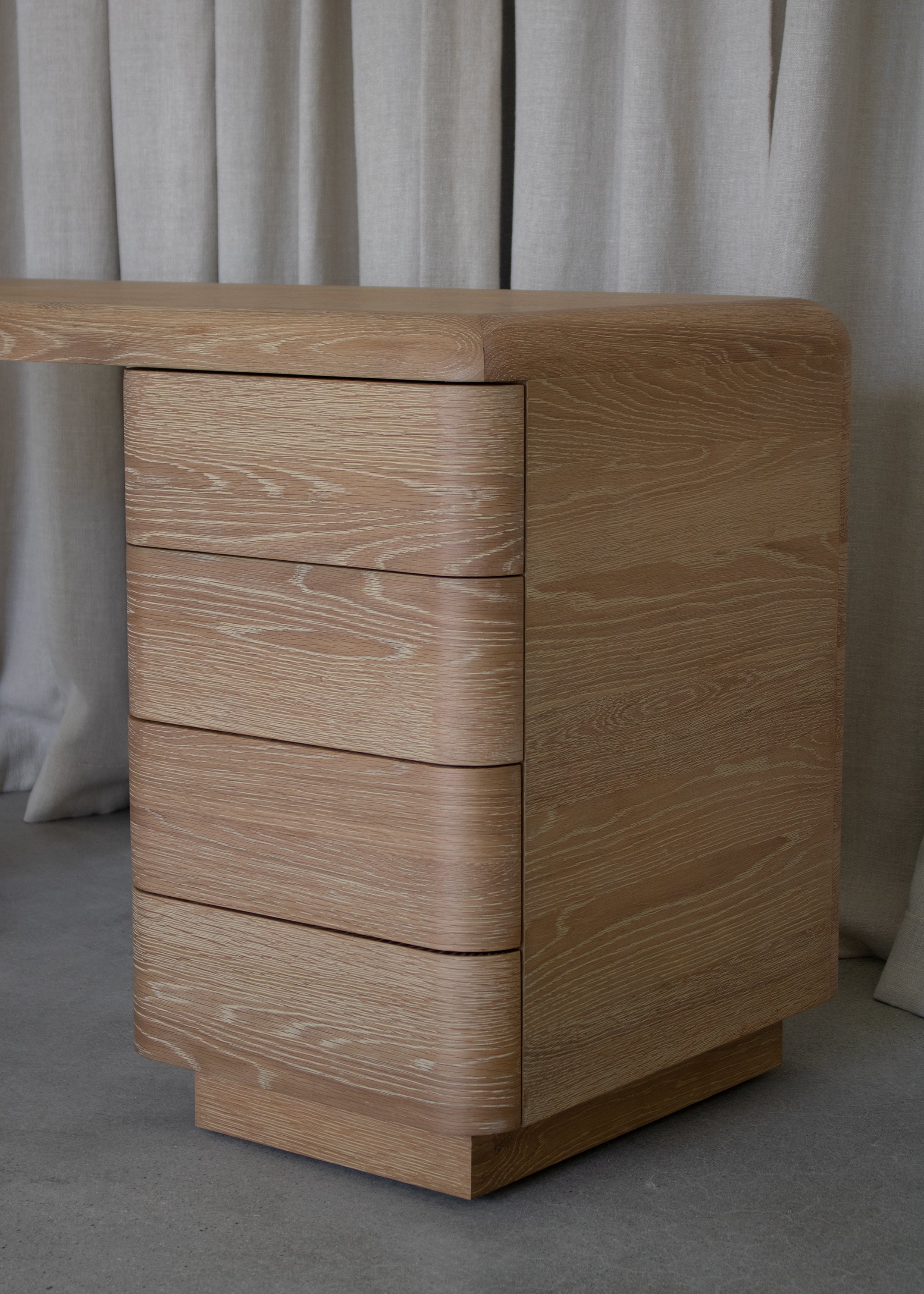 Column Desk – Lolointeriors
